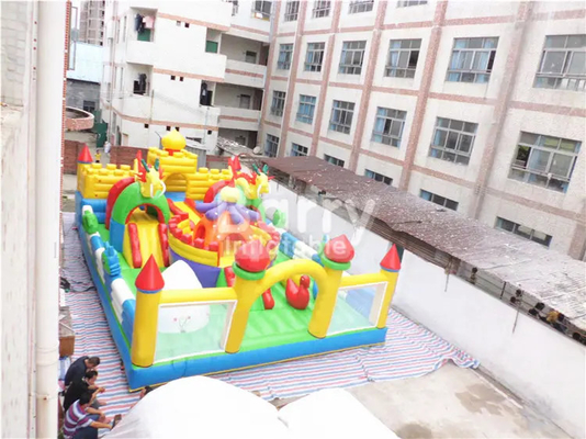 Kinderfreundlicher aufblasbarer Vergnügungspark mit bedrucktem Spielplatz im Freien, aufblasbares Springschloss