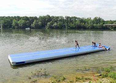Lange blaue glatte Gummiluft-feste Yoga-Matte, sich hin- und herbewegende aufblasbare Luft-Bahn für Wasser