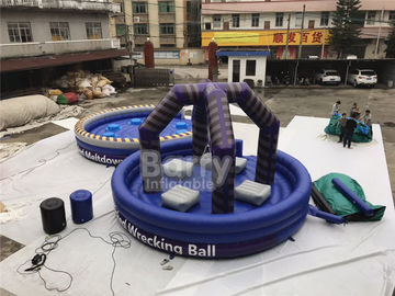 Letzter Mann, der aufblasbare wechselwirkende Spiele, purpurrotes Spielplatzgeräte-Wrecking Ball-Spiel im Freien steht